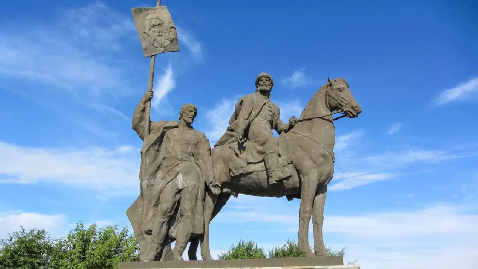 Колобок у памятника Богдану Хитрово — точка маршрута «Квест Колобка»