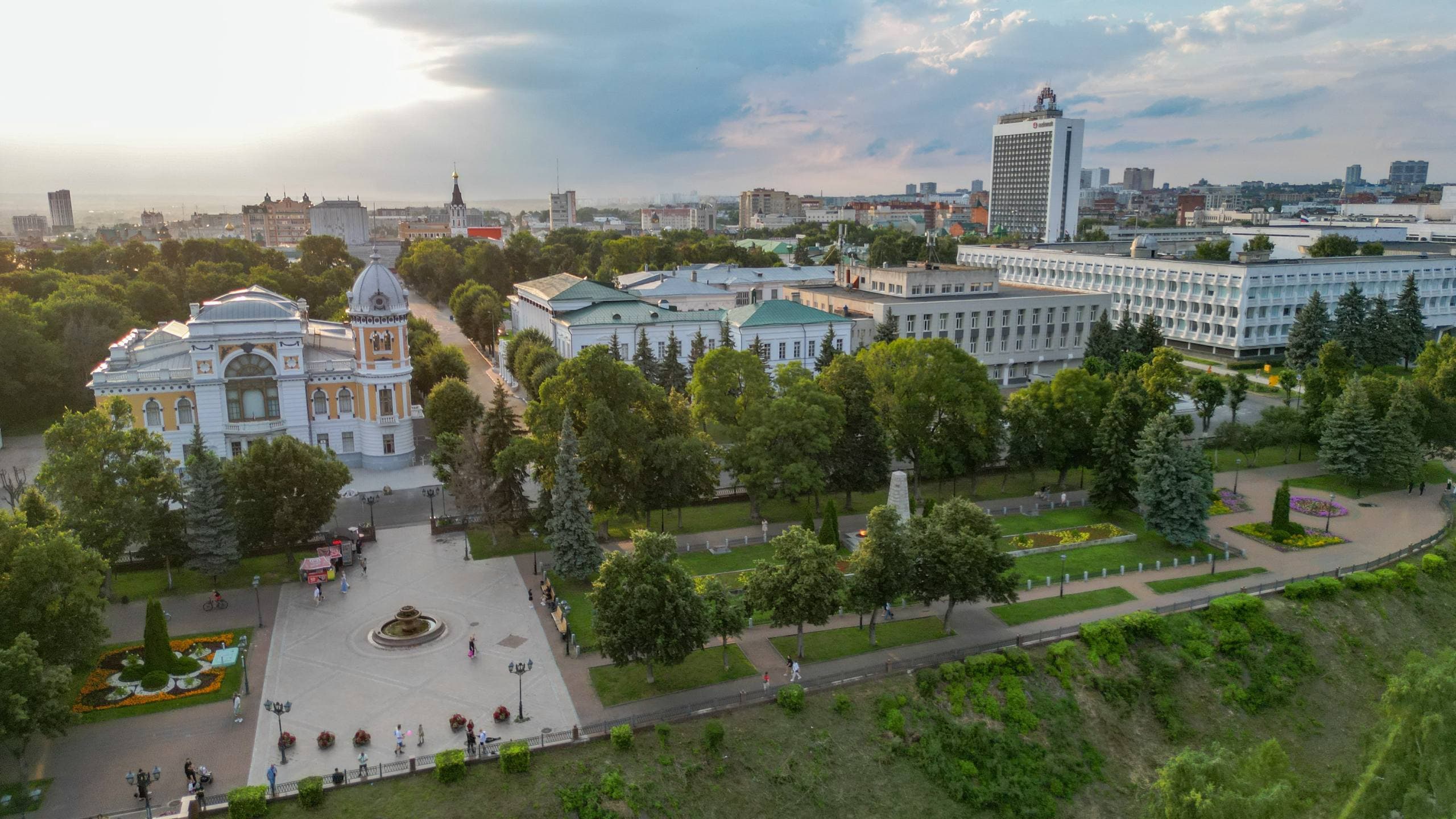 Колобок у фонтана на эспланаде — точка маршрута «Квест Колобка»