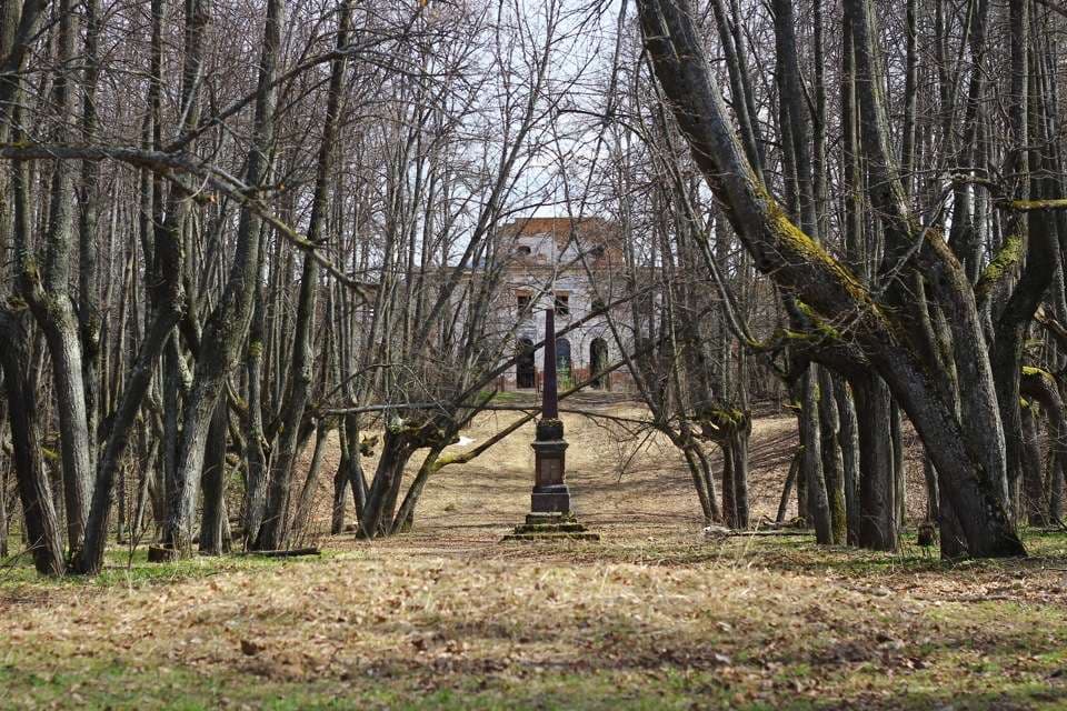 Обелиск в честь Екатерины 2 — точка маршрута «Русский Версаль»