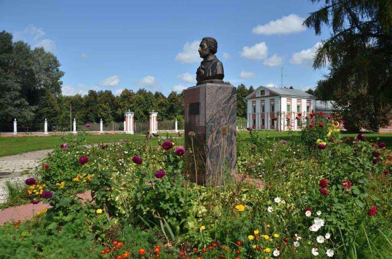 Памятник А.С. Пушкину — точка маршрута «Русский Версаль»
