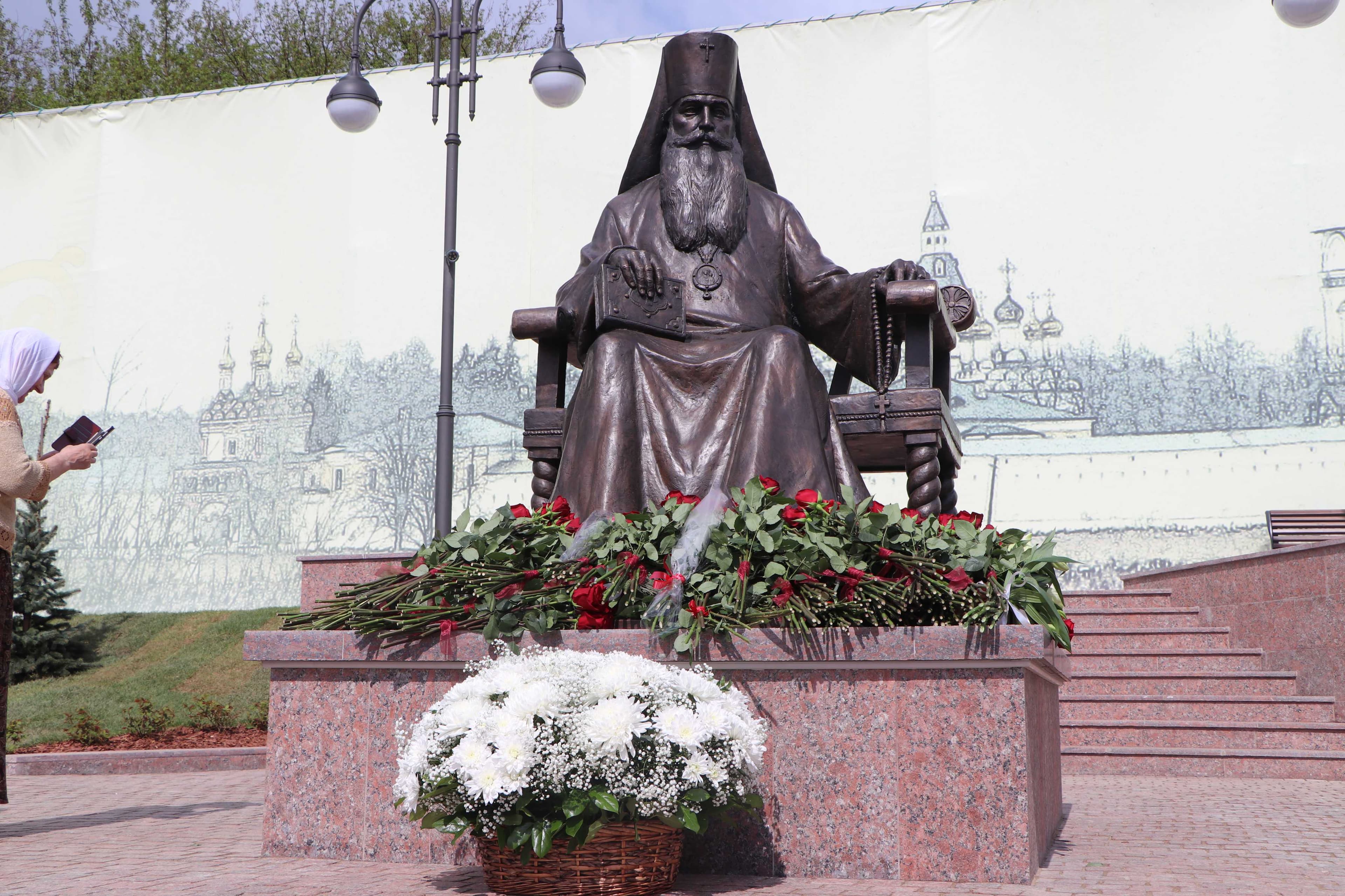 Памятник митрополиту — точка маршрута «Волоколамский кремль»