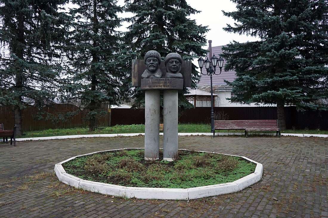 Памятник В.И. Ленину и Н. К. Крупской — точка маршрута «Русский Версаль»