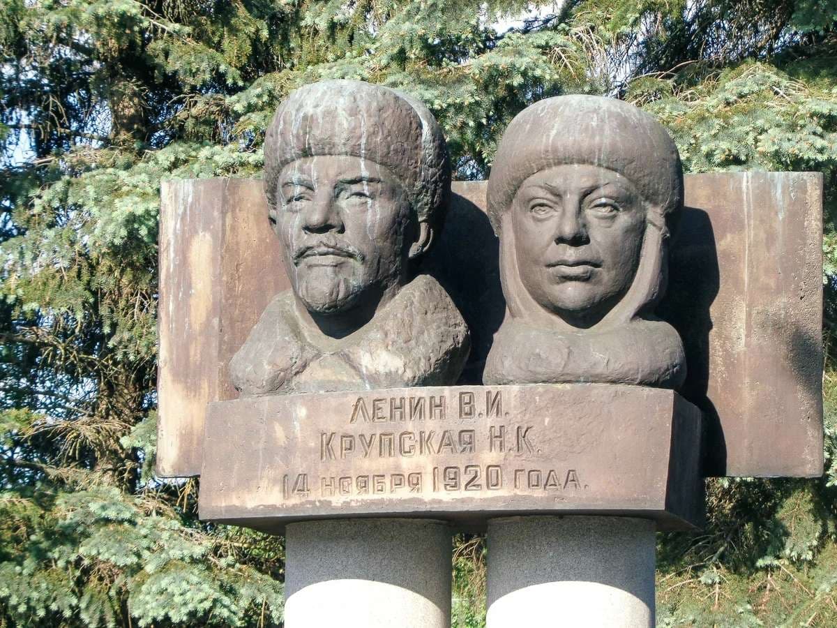 Памятник В.И. Ленину и Н. К. Крупской — точка маршрута «Русский Версаль»