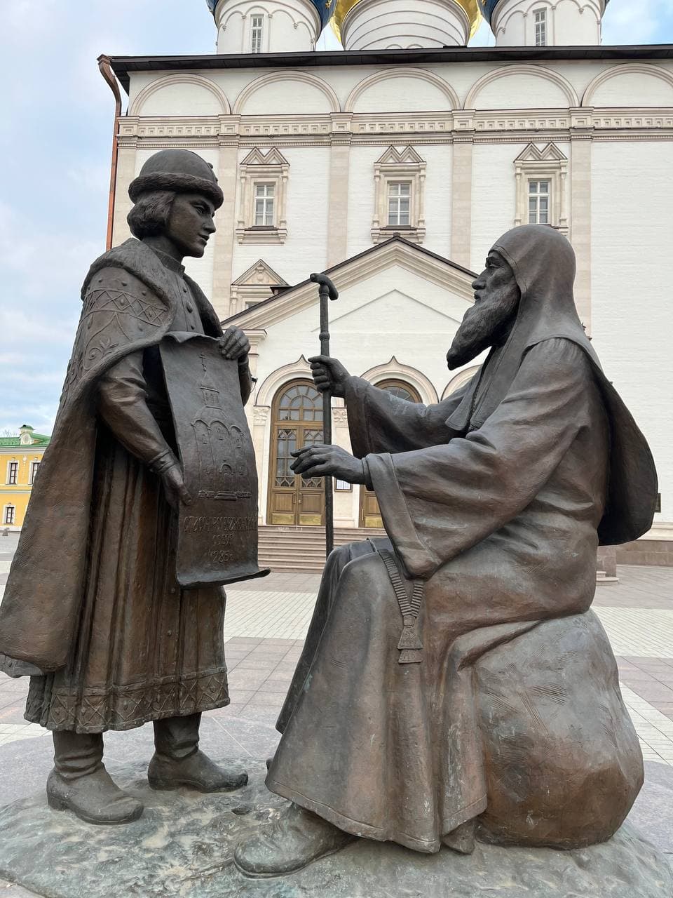Памятник святителю Симеону и великому князю Михаилу Тверскому — точка маршрута «Прогулка по Миллионной»