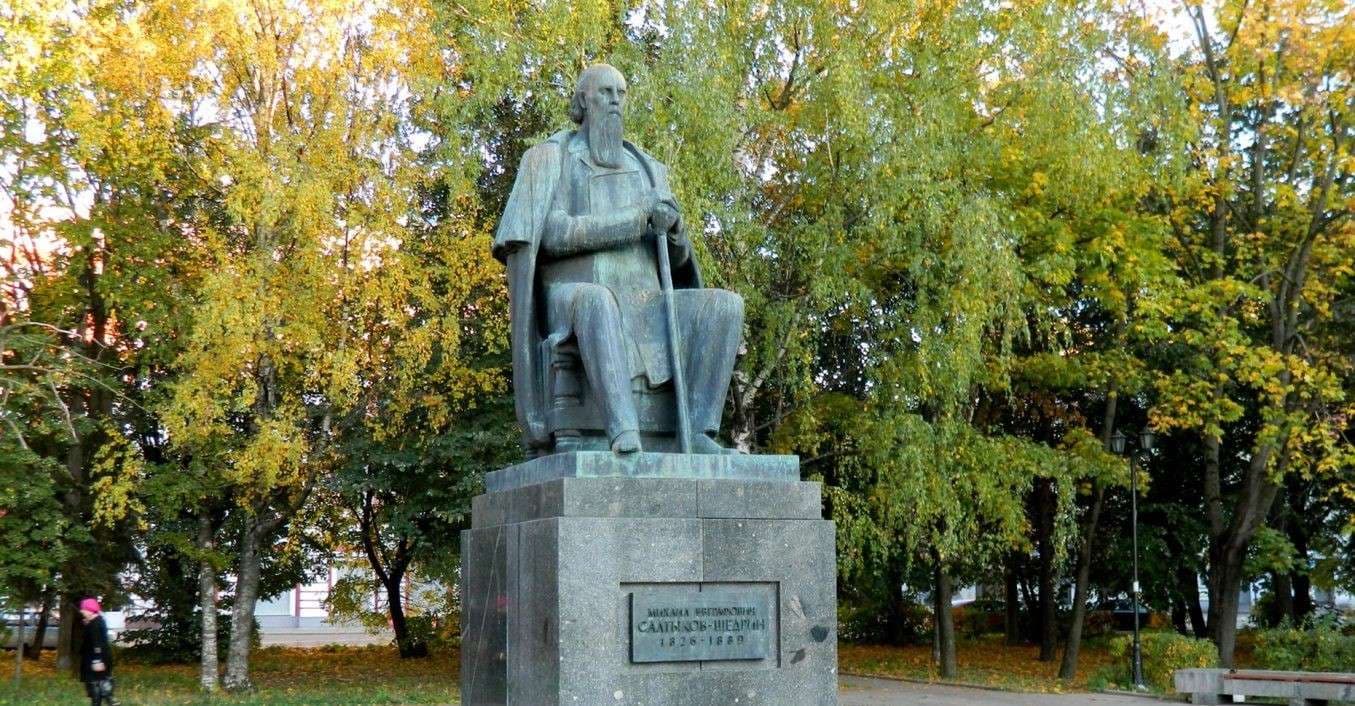 Памятник М.Е. Салтыкову - Щедрину — точка маршрута «Литературные страницы Твери»