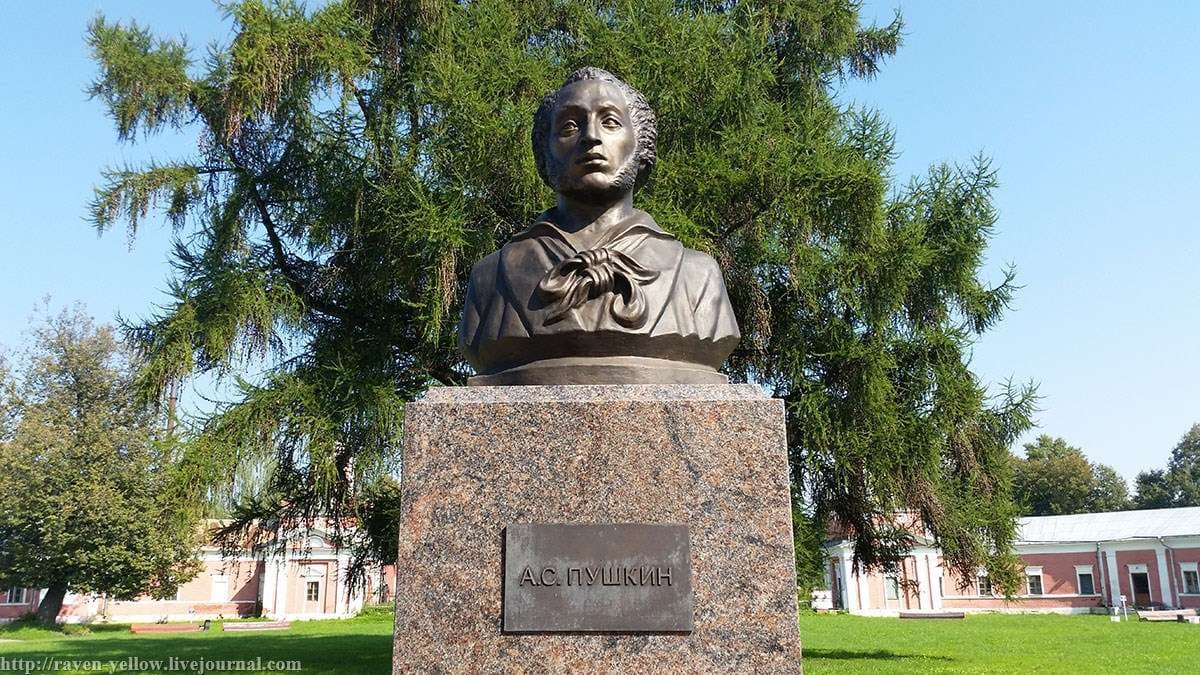 Памятник А.С. Пушкину — точка маршрута «Русский Версаль»
