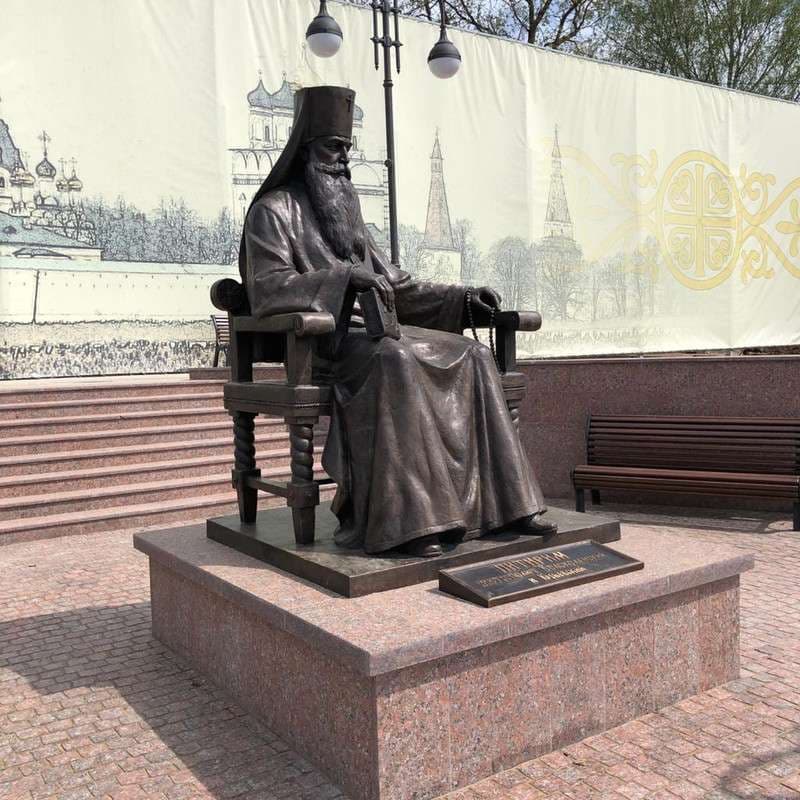 Памятник митрополиту — точка маршрута «Волоколамский кремль»
