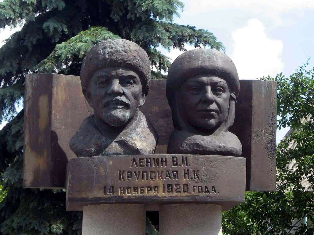 Памятник В.И. Ленину и Н. К. Крупской — точка маршрута «Русский Версаль»