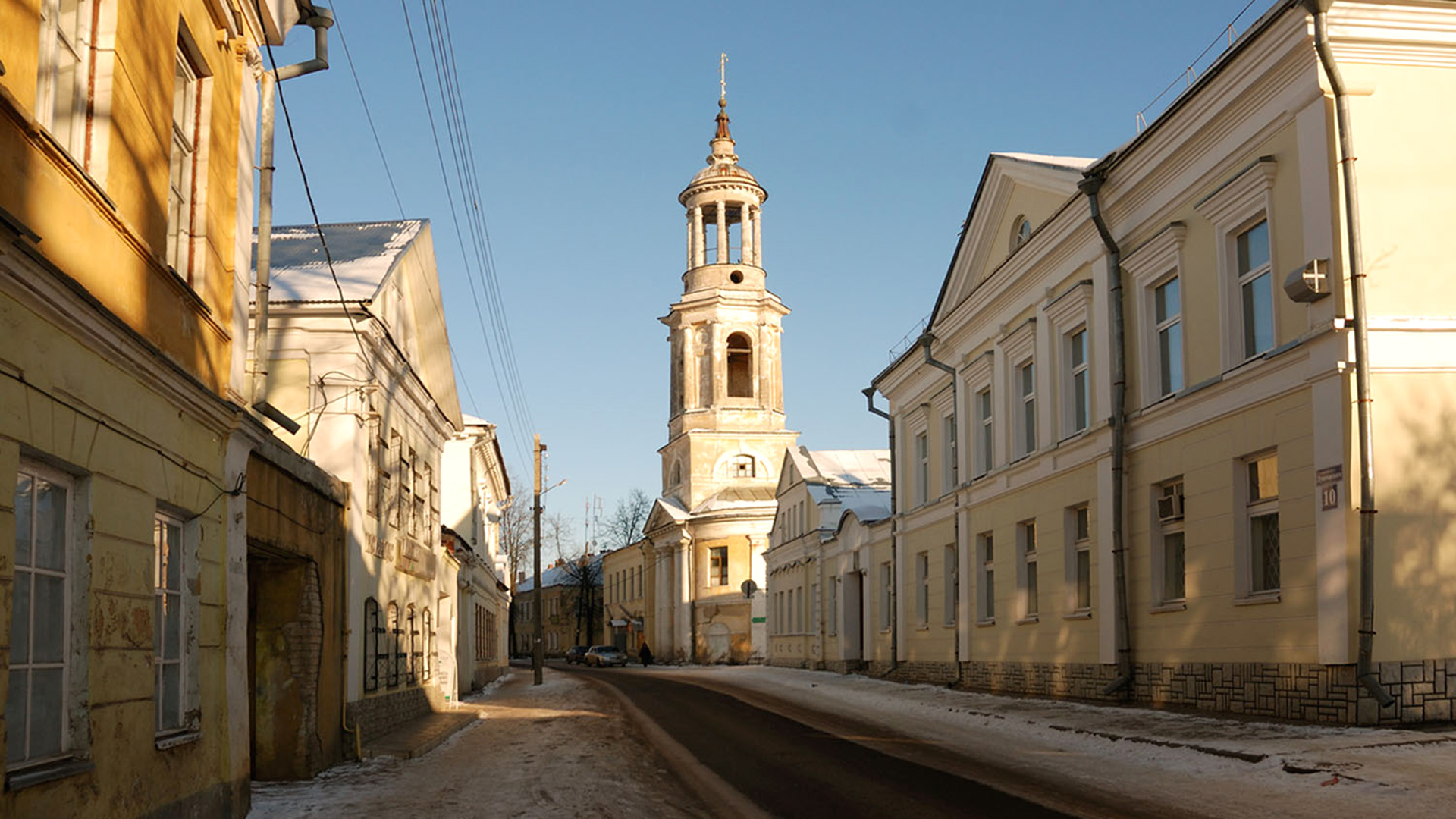 Историческая улица русского города с колокольней