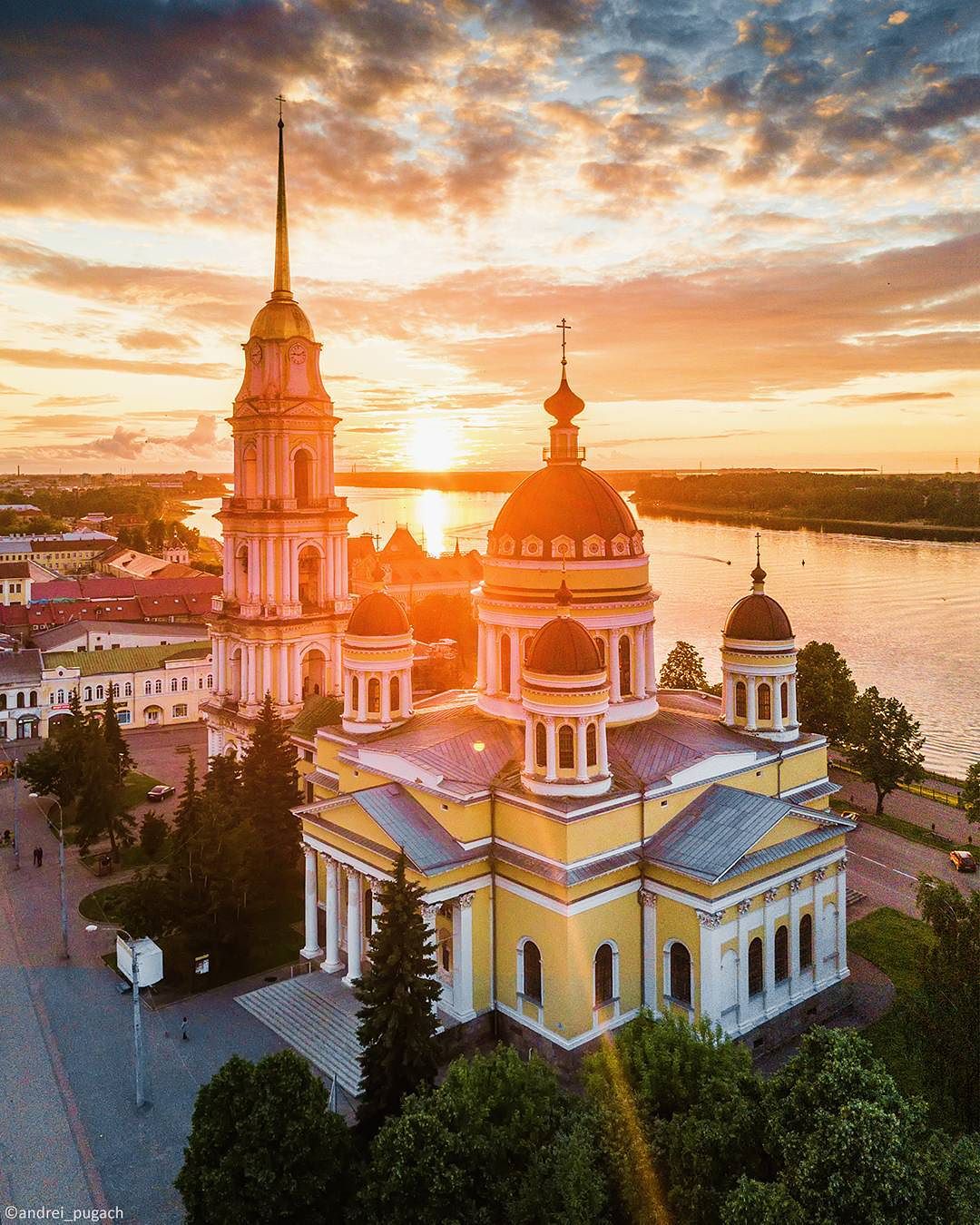 Спасо-Преображенский собор в Рыбинске на закате